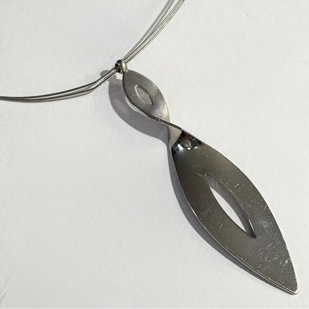 Vintage Wire Curved Swerve Pendant Choker Necklace